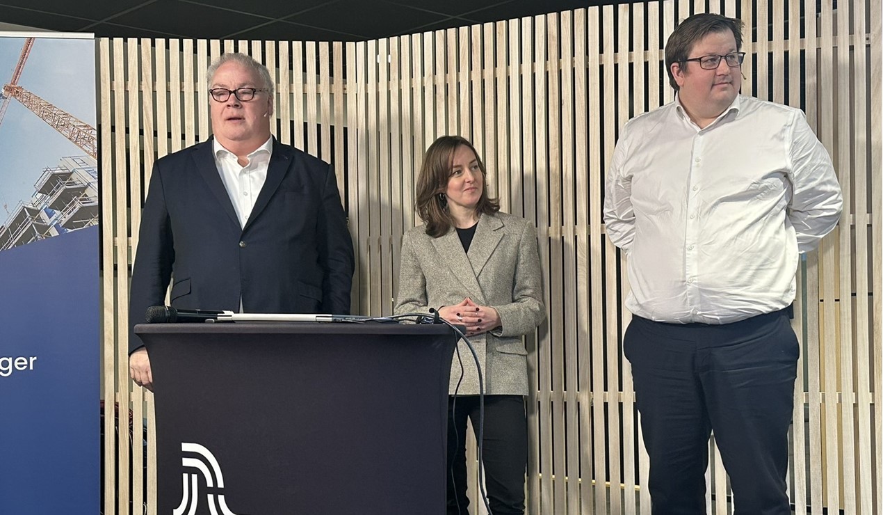 Bård Folke Fredriksen, adm. dir. NBBL, Mie Fuglseth, daglig leder i Grønn Byggallianse og Martin Østtveit-Moe, statssekretær i Kommunal- og distriktsdepartementet (KDD) diskuterte konsekvenser av klimakrav i byggereglene og om de vil føre til økte kostnader. Foto: NBBL