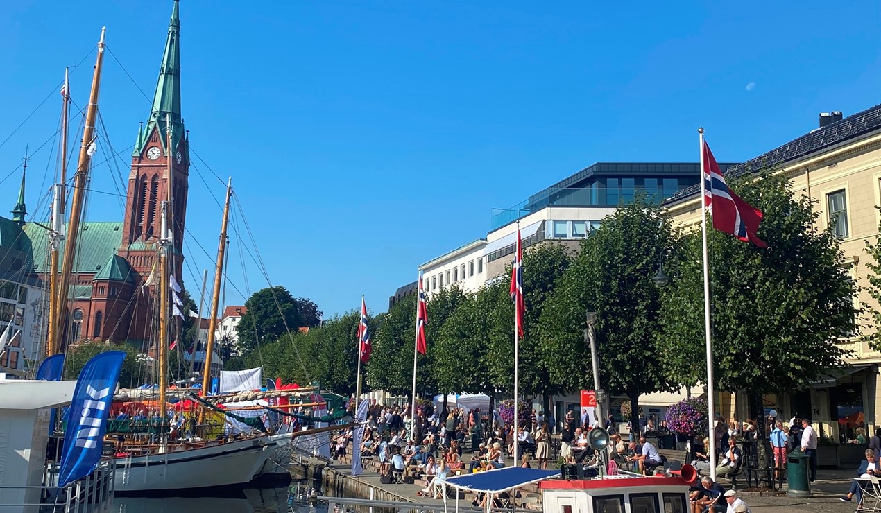 Det kryr av mennesker og meninger - båter, stands og telt i Arendal i uke 33. Foto: NBBL fra Arendalsuka i 2023