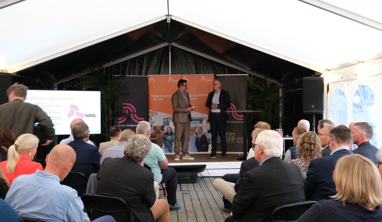 Godt besøkt boligdag: Leder av interessepolitisk avdeling, Christian-Marius Stryken i samtale med spesialrådgiver Ketil Krogstad under et arrangement på taket under Arendalsuka i fjor. Foto: NBBL