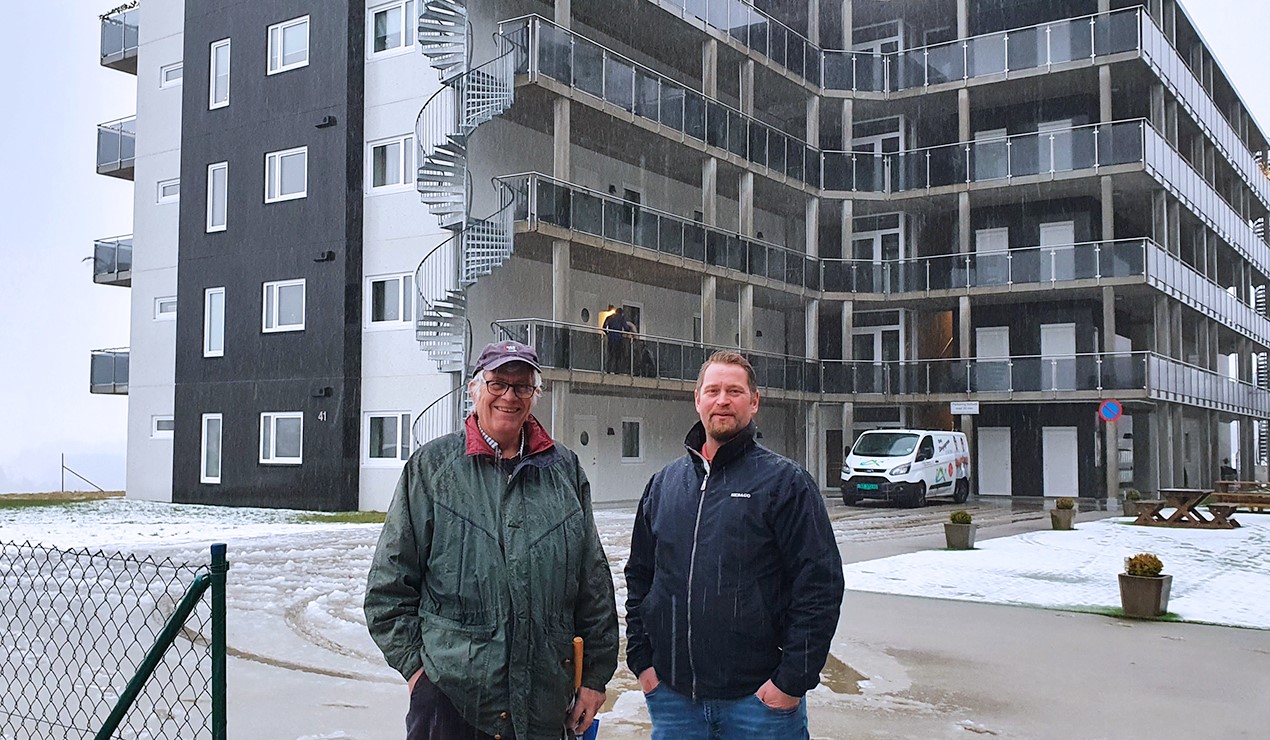 Olav Rosef, styreleder i Sameiet Bliksåsen Panorama (t.v.) er glad for å kunne legge den krevende saken bak seg. De har fått god hjelp av Arendal BBL, her representert av Ommund Noddeland (t.h.). Foto: Arendal BBL