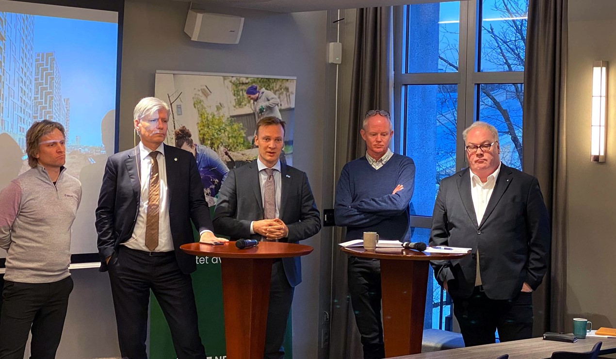 Fra venstre: Tore Dugstad, Ola Elvestuen (V), Bård Ludvig Thorheim (H), Lars Haltbrekken (SV) og Bård Folke Fredriksen. Foto: NBBL