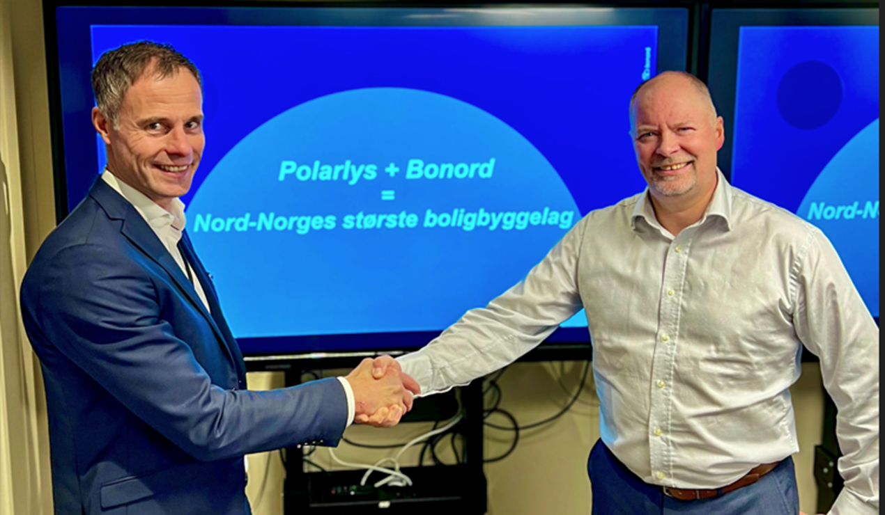 Kurt Figenschau i Bonord til venstre og Oddmund N Eriksen i Polarlys boligbyggelag til høyre. Fremover blir navnet for begge boligbyggelag: Bonord.