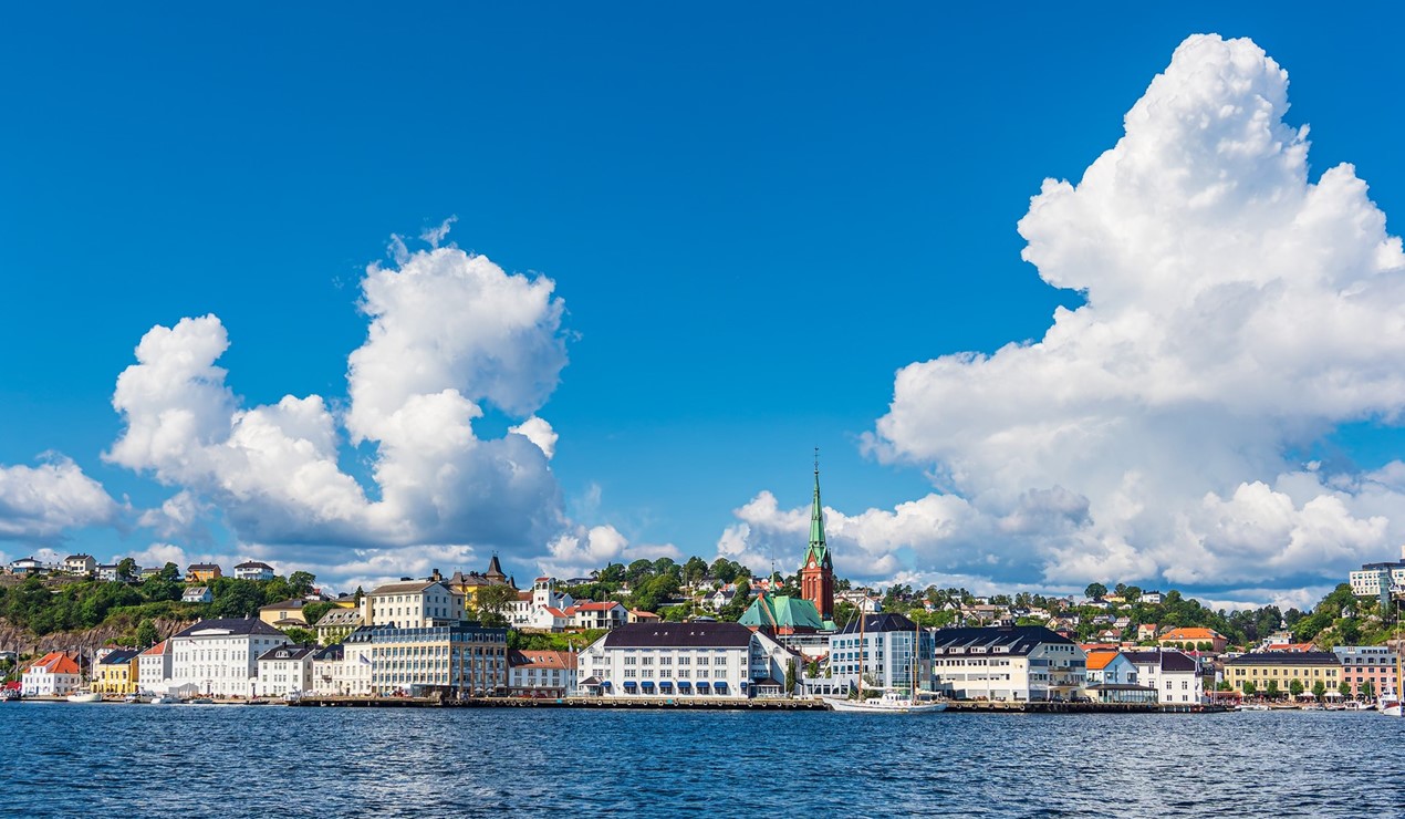 God sommer! Bildet er fra Arendal hvor vi håper å se deg når ferien er over, dvs i uke 33 på Arendalsuka. Foto: Shutterstock