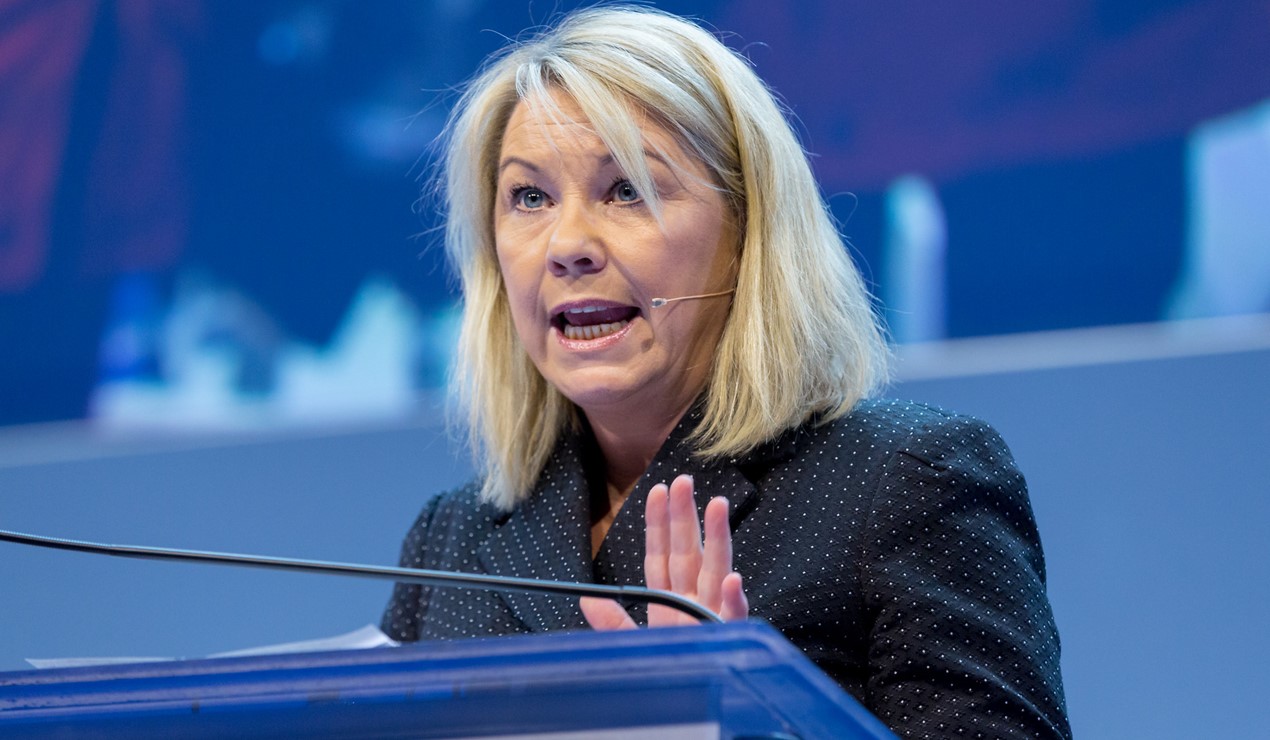 Justis- og beredskapsminister Monica Mæland sier det ikke er noen tvil om at folk har betalt for mye. Regjeringen setter nå ned gebyrene for purringer og inkassovarsler og for småkravssalærene. Foto: Hans Kristian Thorbjørnsen/Høyre