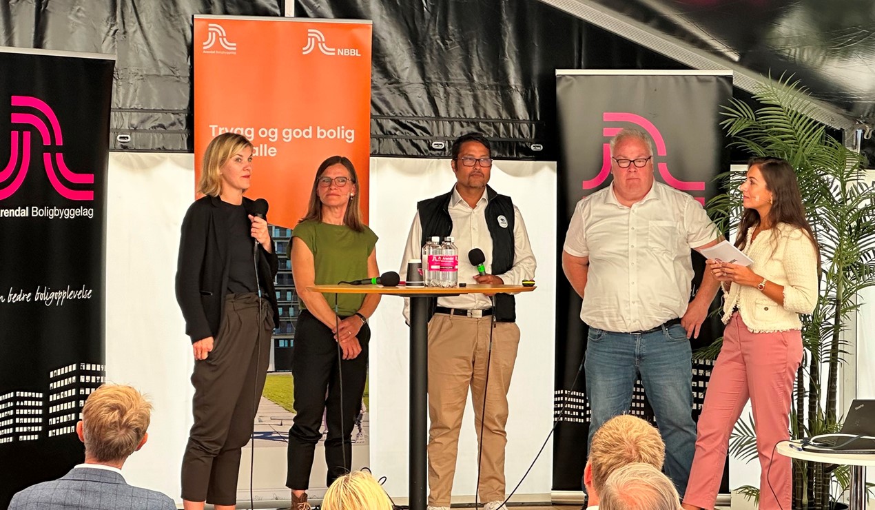 Her fra arrangementet "Nasjonal handlingsplan for energieffektivisering i bygg – hva må til?". Fra venstre: Elisbeth Sæther, statssekretær, OED; Vera Houck, direktør bolig- og prosjektutvikling, Usbl; Daniel Kjørberg Siraj, konsernsjef, OBOS; Bård Folke Fredriksen, administrerende direktør, NBBL; Madeleine Storås, spesialrådgiver, NBBL. Foto: NBBL