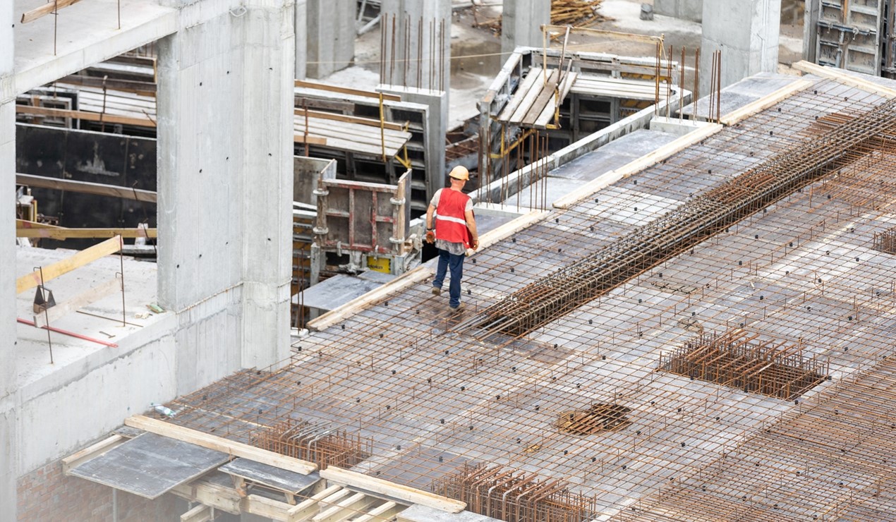 Kobber, tre, betong: Det går mye materialer med ved reisingen av nye bygg.