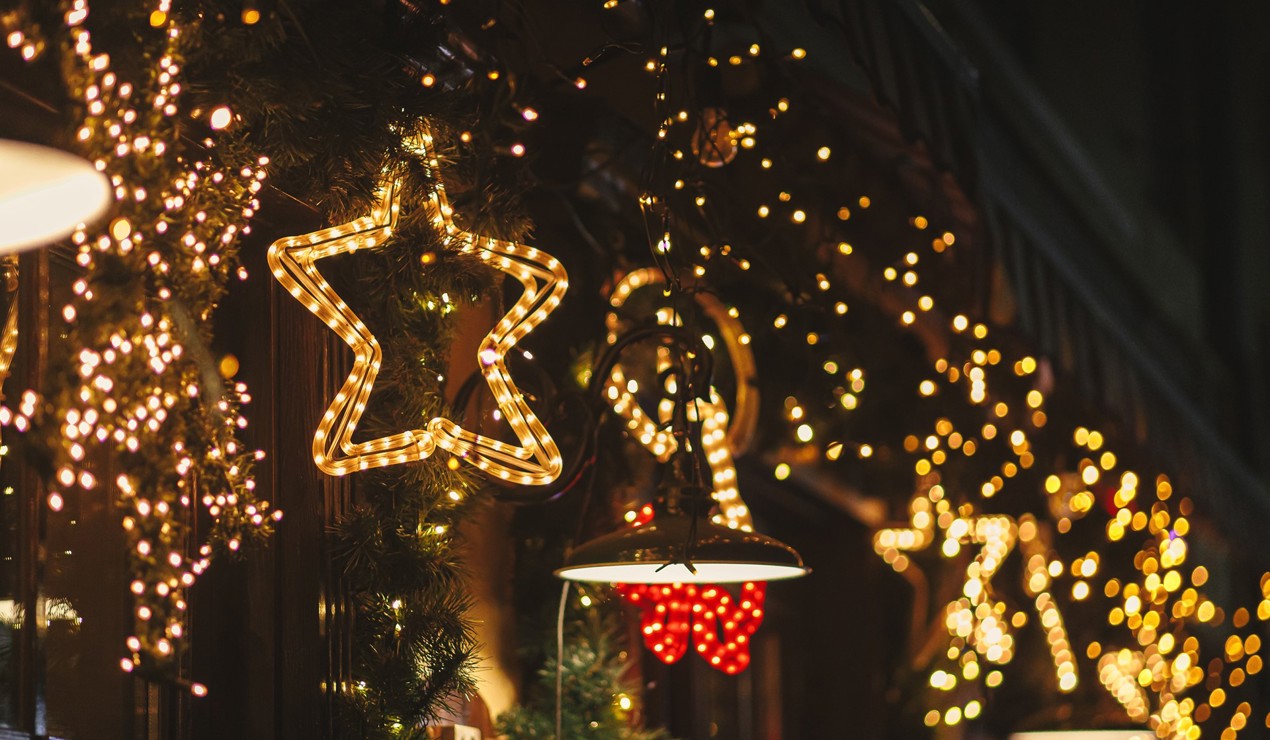 Opplever du naboens julelys som sjenerende? Her er NBBLs tre tips for hva du kan gjøre. Illustrasjonsfoto: Shutterstock