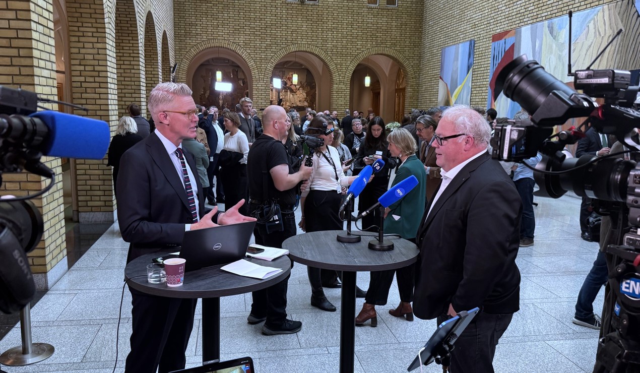 – Mer skatt på boligbygging vil føre til at minimum 3500 boliger blir droppet, utsatt, eller blir inntil 7000 kroner dyrere per kvadratmeter hvis regjeringens forslag trer i kraft, sier Bård Folke Fredriksen til NRK i stortingets vandrehall