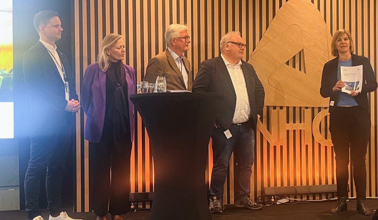 Fra venstre: Vidar Fiskum, Norsk Eiendom, Kristin Lind, Fornybar Norge, Tore Strandskog, Nelfo, Bård Folke Fredriksen, NBBL, og Statssekretær Elisabeth Sæther i Energidepartementet. Foto: NBBL