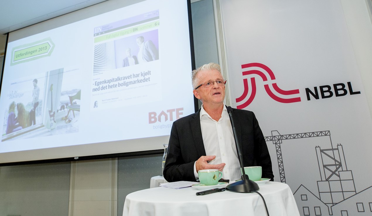 Adm. dir. Paul Boxill holder her innlegg på NBBLs boligpolitiske konferanse 2017. Nå forlater han direktørstolen i Bate boligbyggelag. Foto: nyebilder