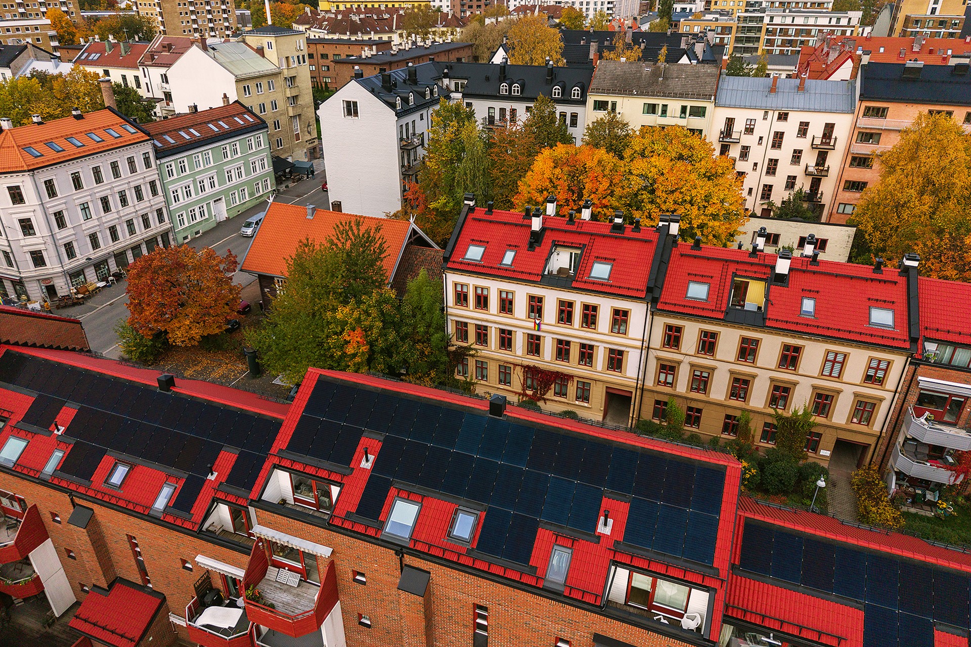 Det er et stort potensiale for solkraft i landets borettslag og sameier. Foto: Nadia Frantsen