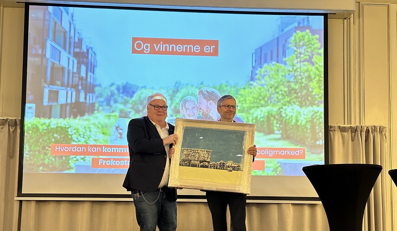 Kaj Lea fra Stavanger kommune (til høyre) fikk et kunstverk av Anita Tjemsland av administrerende direktør Bård Folke Fredriksen i NBBL som bevis på at Stavanger kommune ble beste storkommune i kåringen.