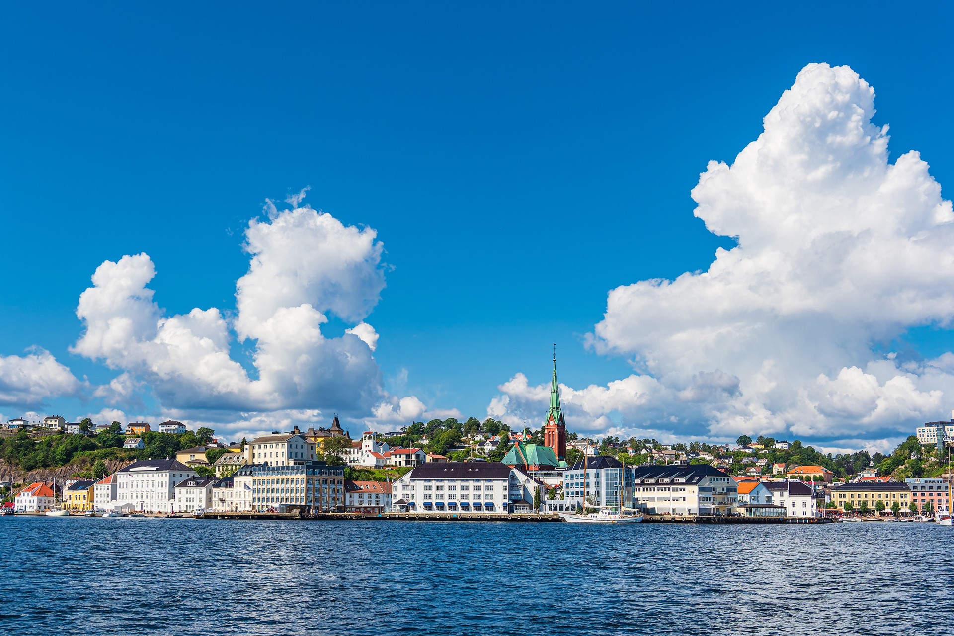 God sommer! Bildet er fra Arendal hvor vi håper å se deg når ferien er over, dvs i uke 33 på Arendalsuka. Foto: Shutterstock