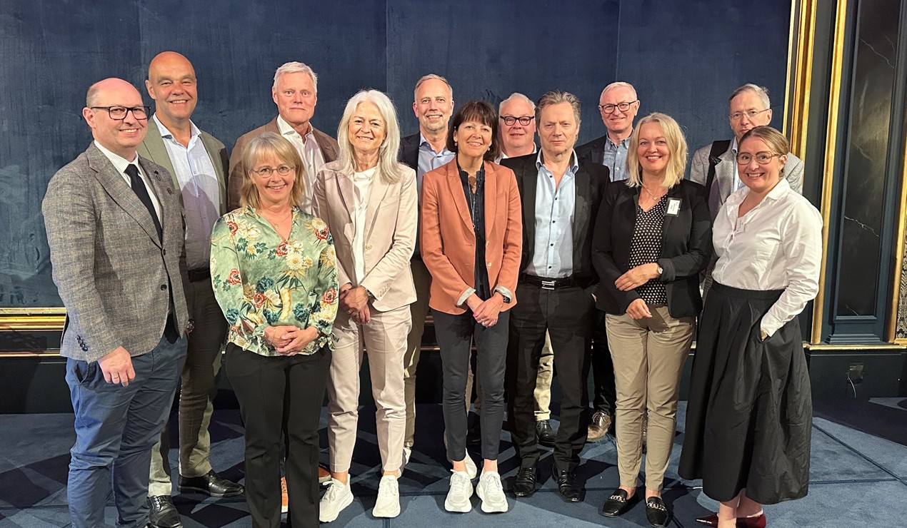 Styret i NBBL med varamedlemmer og adm. dir. Bård Folke Fredriksen i NBBL. Styreleder Kirstin Leiros er nummer to fra høyre. Harald Schjelderup, BOB BBL er ikke tilstede på bildet.
