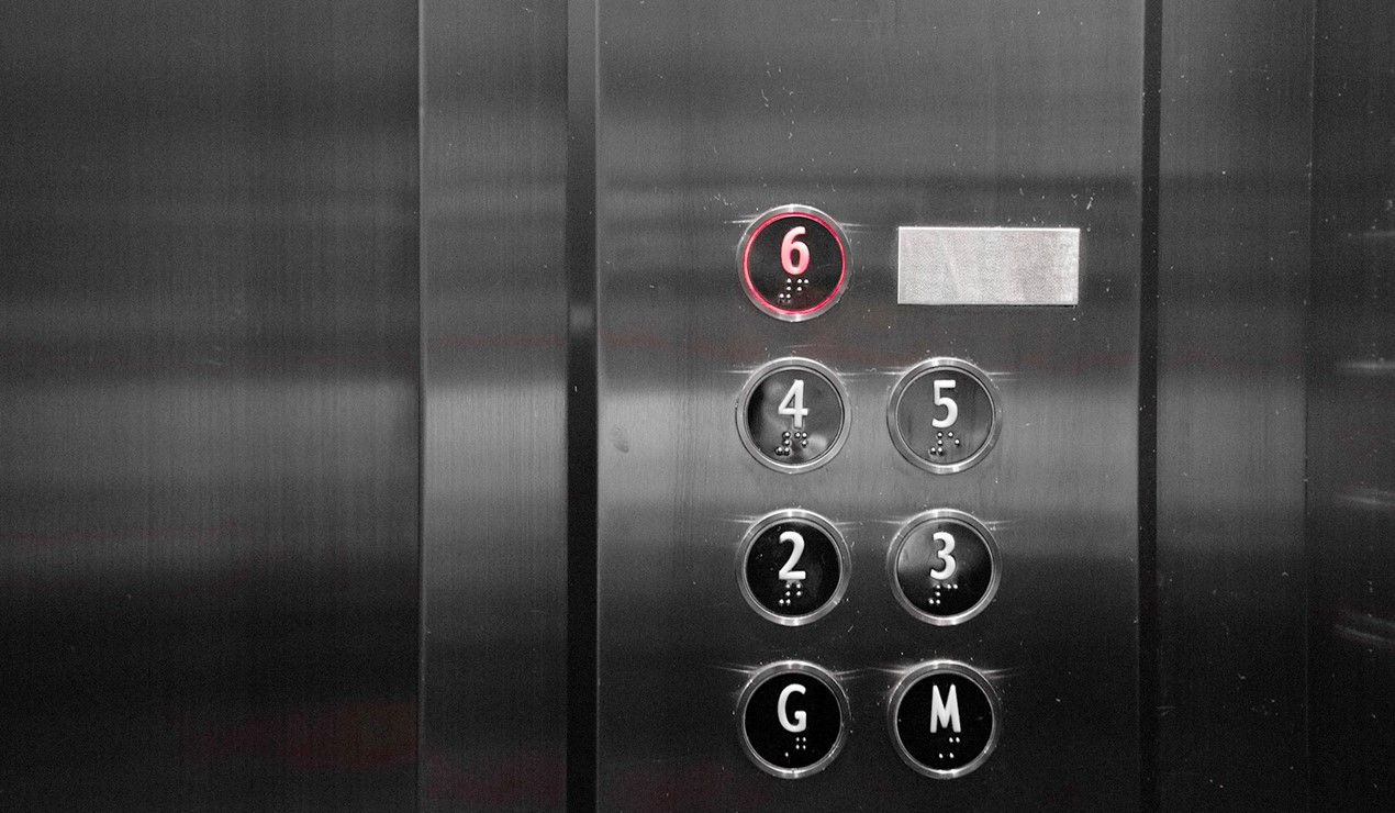 Nå kan borettslag og sameier søke om tilskudd til heis i Husbanken. Foto: Unsplash
