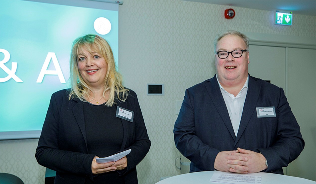 Styreleder Kristin Leiros i NBBL sammen med Bård Folke Fredriksen fra lederkonferansen i fjor. (Foto: nyebilder.no)