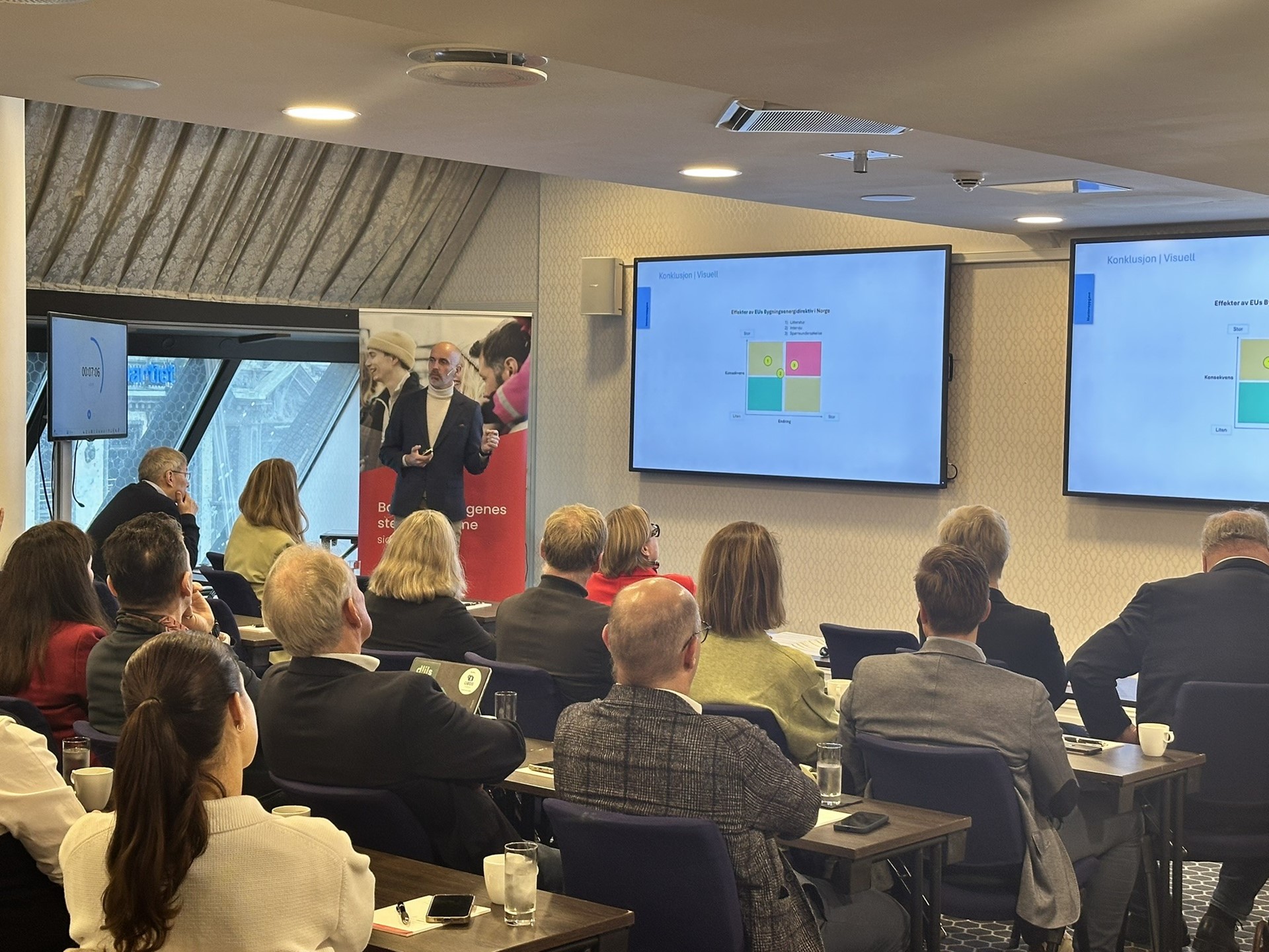 Vegar Furunes, daglig leder i Bomidt, presenterer innhold fra sin Masteroppgave på ledersamlingen 11.11.2025 i regi av NBBL.