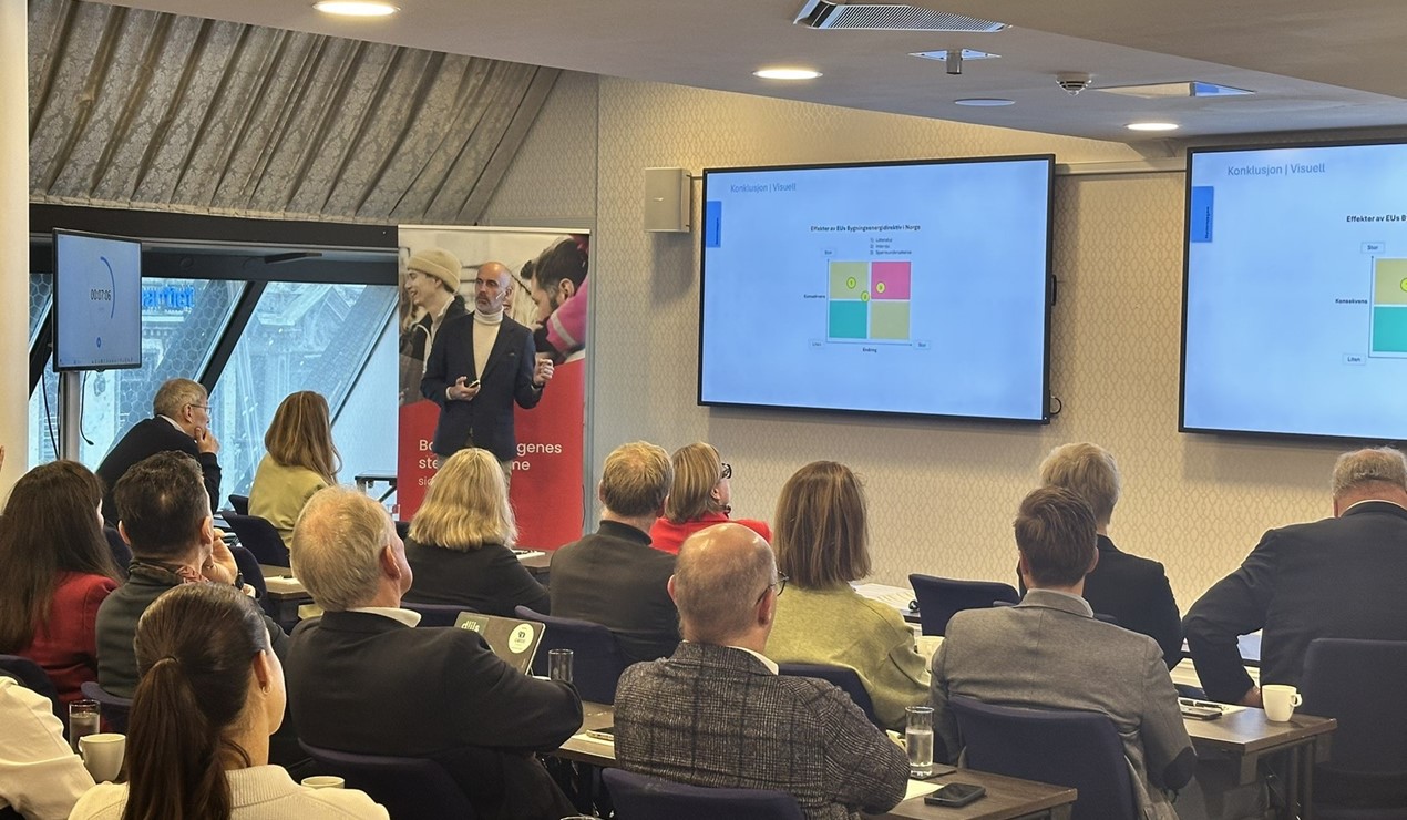 Vegar Furunes, daglig leder i Bomidt, presenterer innhold fra sin Masteroppgave på ledersamlingen 11.11.2025 i regi av NBBL.