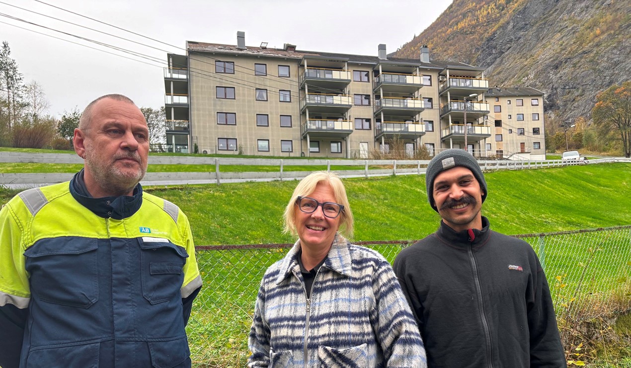 Daglig leder Line Moen og vaktmester Sondre Øren (til høyre) i Årdal boligbyggelag på befaring med blikkenslager Odd Steinar Eide ved et borettslag med store takskader. Foto: Hanne Stedje, Sogn Avis. Bildet er gjengitt med tillatelse.
