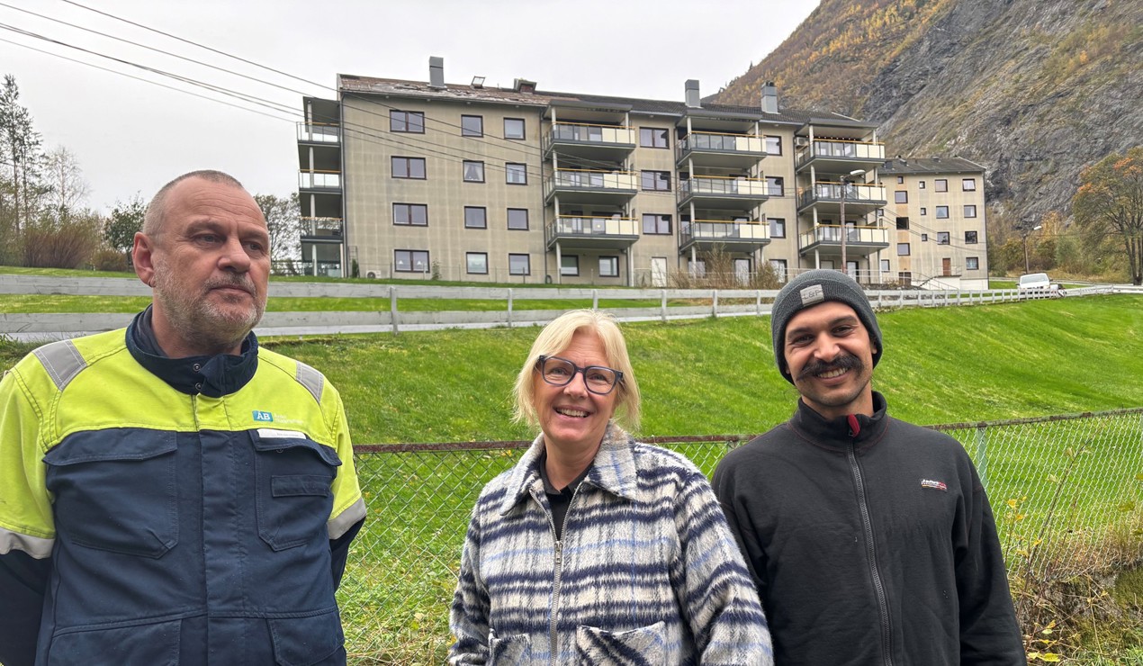 Daglig leder Line Moen og vaktmester Sondre Øren (til høyre) i Årdal boligbyggelag på befaring med blikkenslager Odd Steinar Eide ved et borettslag med store takskader. Foto: Hanne Stedje, Sogn Avis. Bildet er gjengitt med tillatelse.