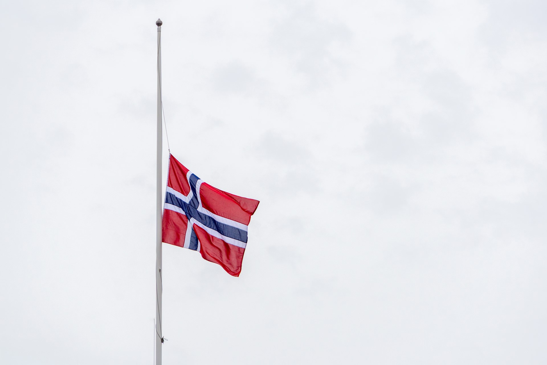 Mange ønsker å vise støtte og sorg ved å flagge på halv stang fram til kong Harald er begravet.