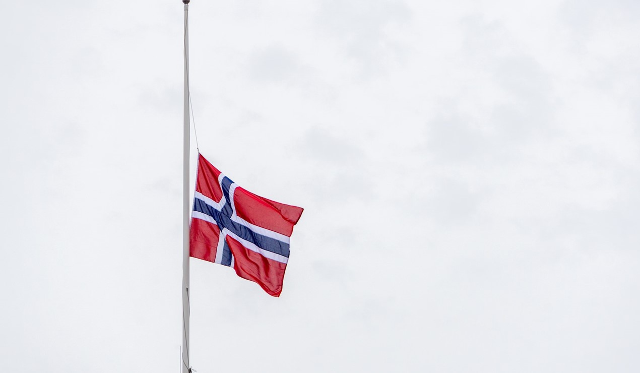 Mange ønsker å vise støtte og sorg ved å flagge på halv stang fram til kong Harald er begravet.