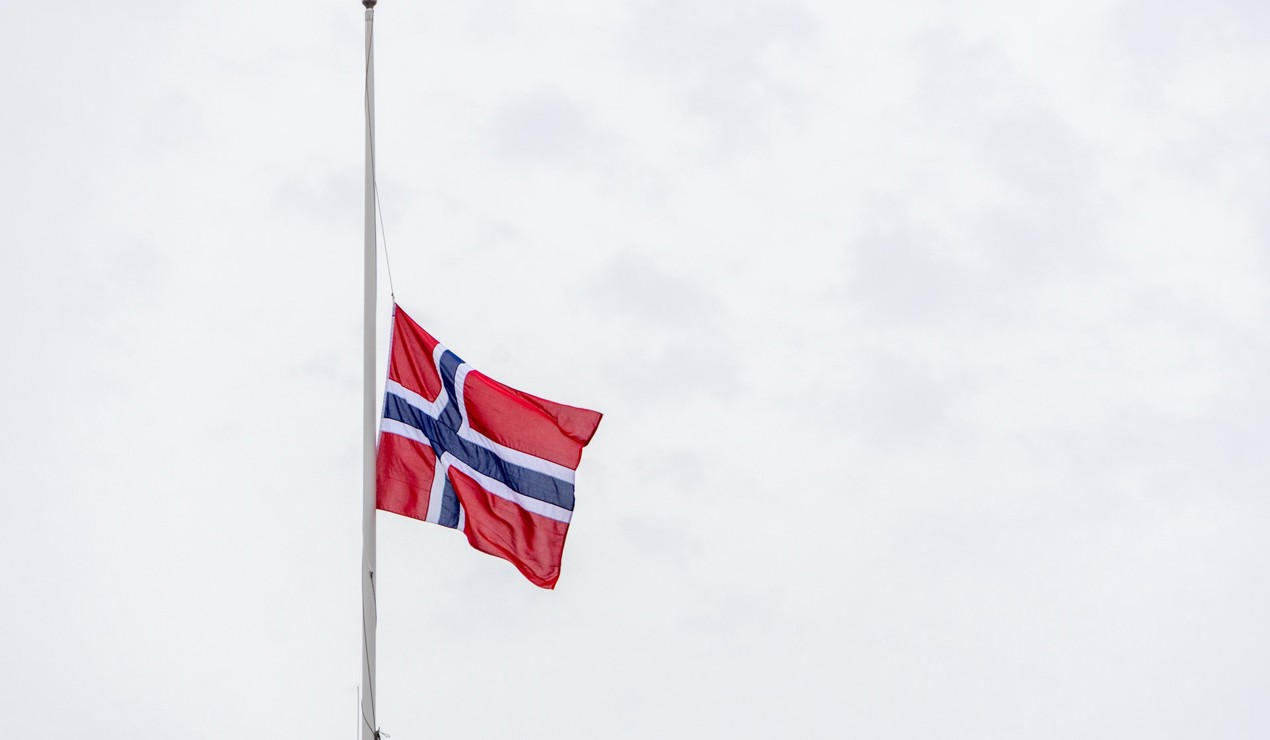 Mange ønsker å vise støtte og sorg ved å flagge på halv stang fram til kong Harald er begravet.