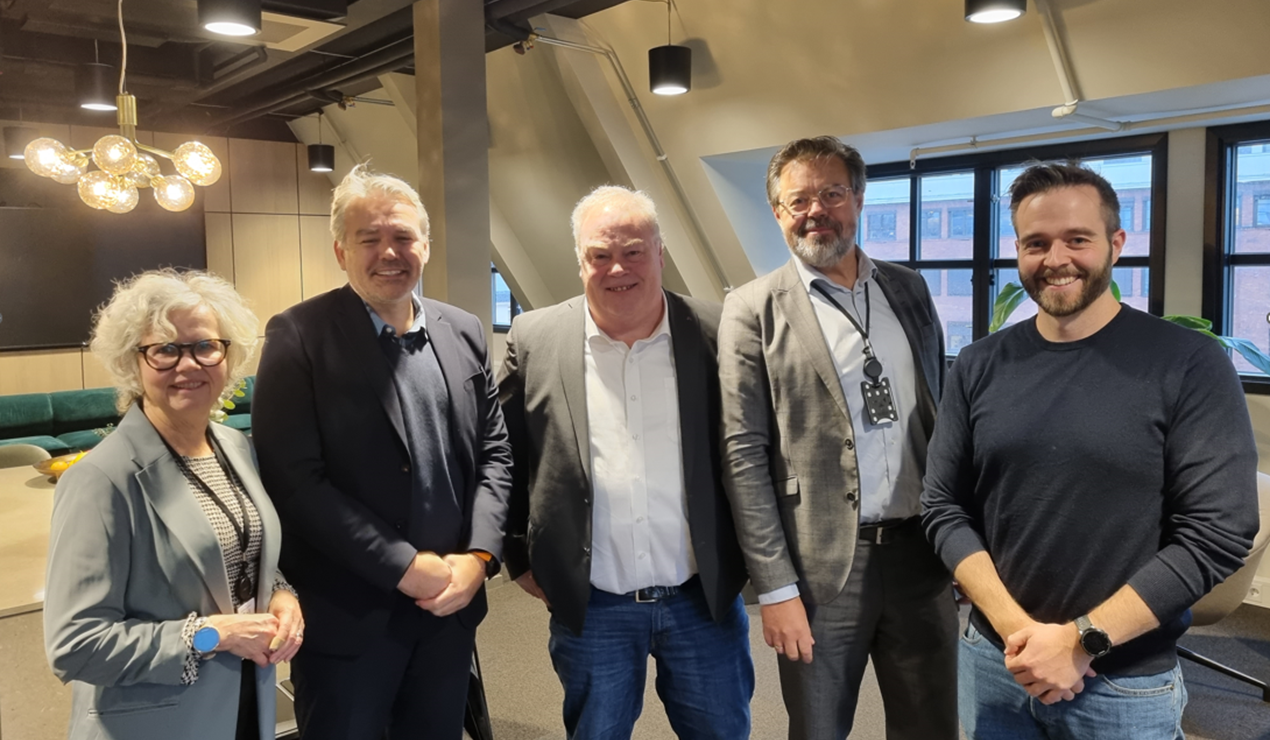 Fra v. Bente Johansen, NBBL, Jan Hjelle, Husbanken, Bård Folke Fredriksen og Christian-Marius Stryken, NBBL og Sigbjørn Spurkeland, Husbanken. Foto: NBBL