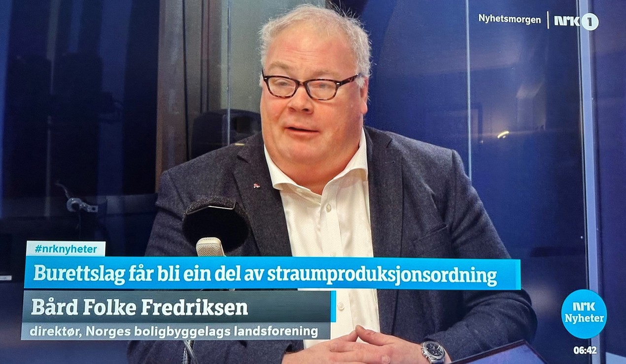 NBBLs Bård Folke Fredriksen i NRK Nyhetsmorgen for å kommentere regjeringens forskrift om solkraftproduksjon i borettslag og sameier. Foto: Skjermfoto fra NRK Nyhetsmorgen